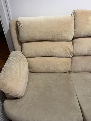 Sofá beige y blanco de tela y madera