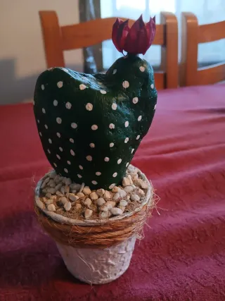 Cactus de piedra pintado a mano