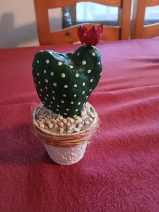 Cactus de piedra pintado a mano