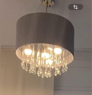 Lámpara de mesa gris con cristales