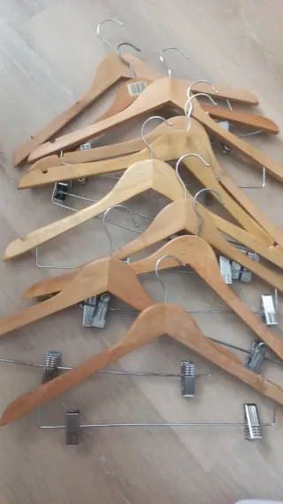 10 perchas con pinzas