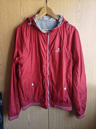 Casaco impermeável vermelho e branco