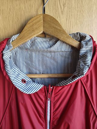 Casaco impermeável vermelho e branco