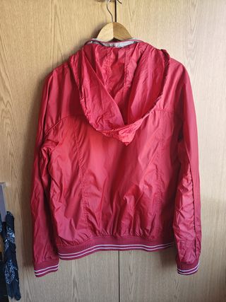 Casaco impermeável vermelho e branco