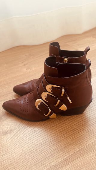 Botines burdeos piel hebillas doradas T36