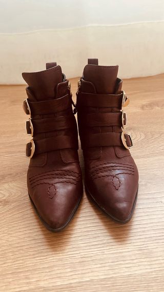 Botines burdeos piel hebillas doradas T36