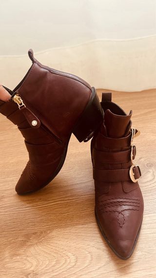 Botines burdeos piel hebillas doradas T36
