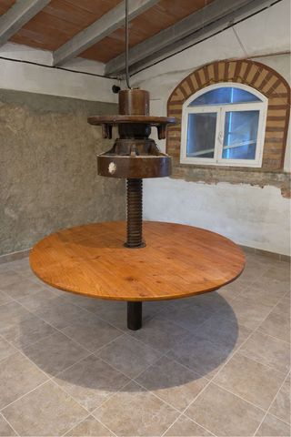 Mesa antigua con prensa de vino