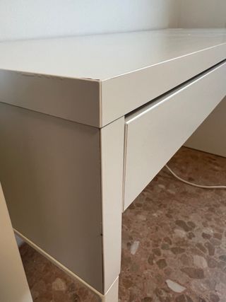 Escritorio blanco con cajones