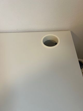 Escritorio blanco con cajones