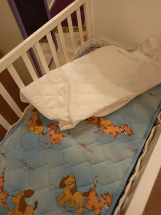 Cuna de bebé con grabado de oso