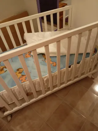 Cuna de bebé con grabado de oso