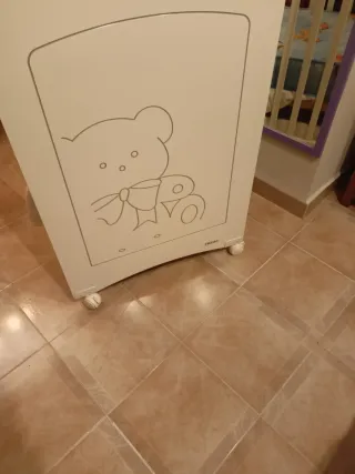 Cuna de bebé con grabado de oso