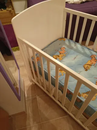 Cuna de bebé con grabado de oso