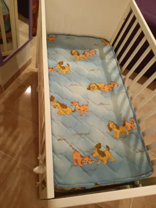 Cuna de bebé con grabado de oso