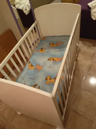 Cuna de bebé con grabado de oso