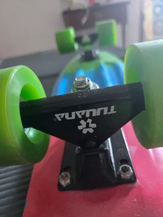 Patinete con ruedas verdes