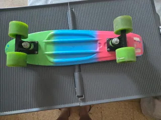 Patinete con ruedas verdes