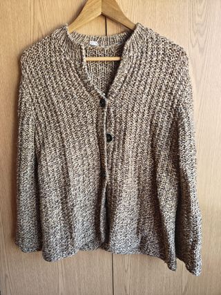 Casaco de malha bege e castanho