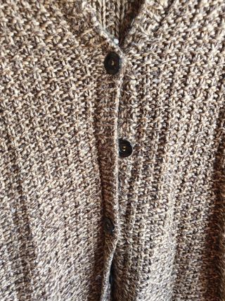 Casaco de malha bege e castanho