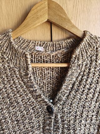 Casaco de malha bege e castanho