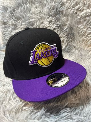 Gorra New Era 9Fifty Lakers Negra y Morada