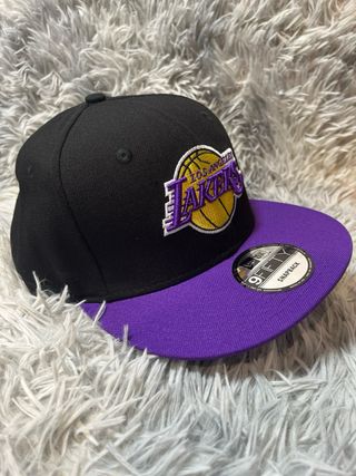 Gorra New Era 9Fifty Lakers Negra y Morada