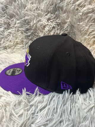 Gorra New Era 9Fifty Lakers Negra y Morada