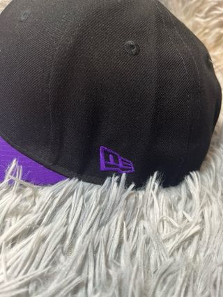 Gorra New Era 9Fifty Lakers Negra y Morada