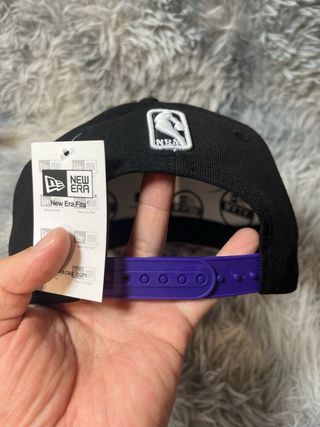 Gorra New Era 9Fifty Lakers Negra y Morada