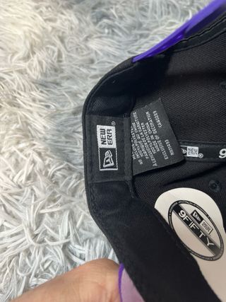 Gorra New Era 9Fifty Lakers Negra y Morada