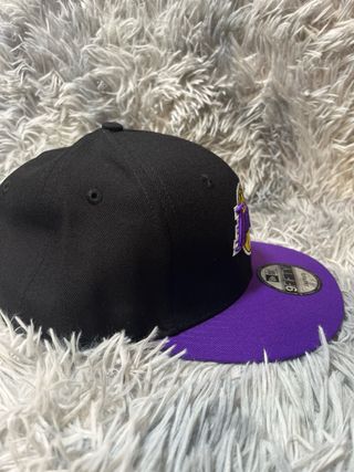 Gorra New Era 9Fifty Lakers Negra y Morada