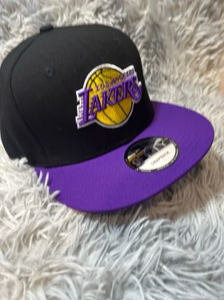 Gorra New Era 9Fifty Lakers Negra y Morada