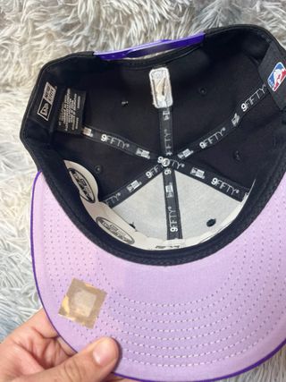 Gorra New Era 9Fifty Lakers Negra y Morada