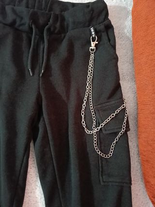 Pantalones cargo negros con cadena