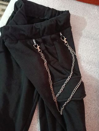 Pantalones cargo negros con cadena