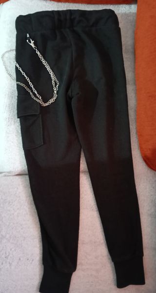 Pantalones cargo negros con cadena