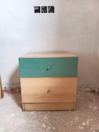 Cama individual de madera con cabecero