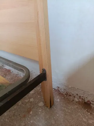 Cama individual de madera con cabecero