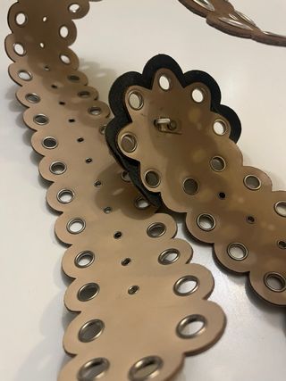 Cintura borchiata in pelle marrone