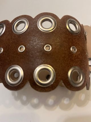 Cintura borchiata in pelle marrone