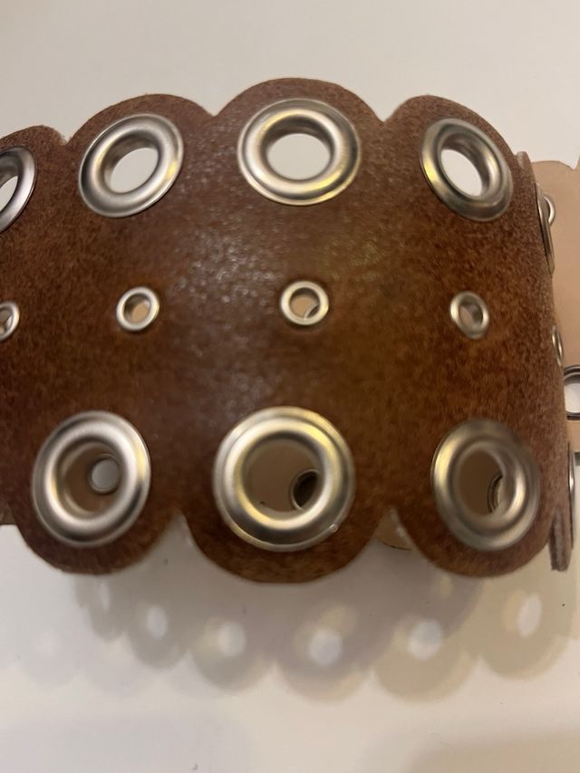 Cintura borchiata in pelle marrone