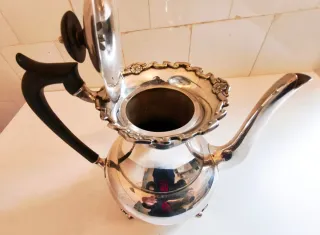 Tetera inglesa BAGGS antigua con patas y asa negra