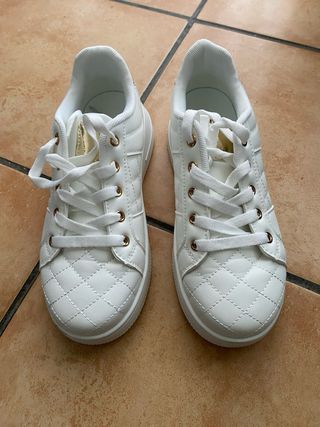 Zapatos casuales blancos acolchados