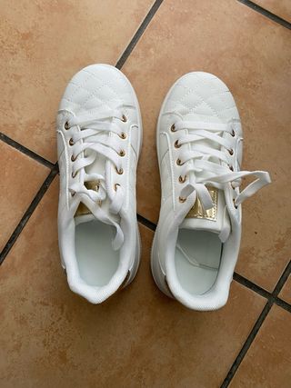 Zapatos casuales blancos acolchados