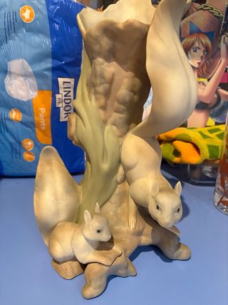 Figura de ardillas de porcelana