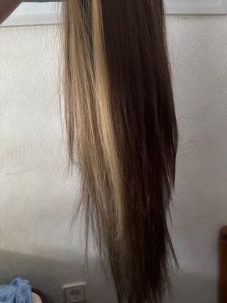 Peluca castaña von mechas delanteras rubias