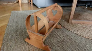 Cuna mecedora de muñecas de madera