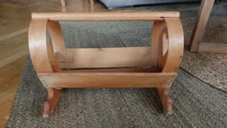 Cuna mecedora de muñecas de madera