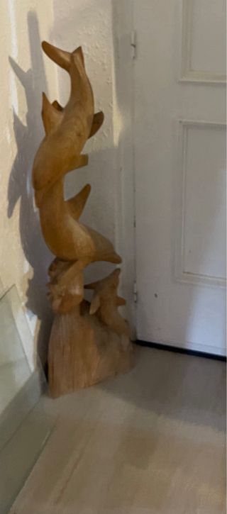 Figura de madera antigua de delfines